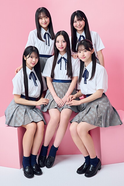 AKB48 21期生。(前列左から)牧戸愛茉、森川 優、渡邉葵心、(後列左から)髙橋舞桜、田中沙友利