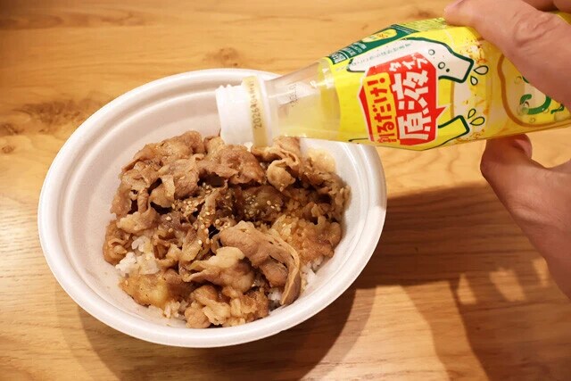 C.C.レモンカルビ丼 カルビ丼にC.C.レモン原液を1周回しがけ。まろやかな酸味がたれの味とマッチし激しくウマい! 写真はすき家の牛カルビ焼肉丼を使用