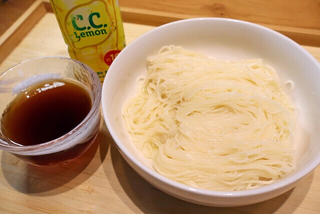 C.C.レモンそうめん そうめんにC.C.レモン原液を軽くかける。麺つゆにはもともと甘みがあるため違和感ゼロ。まろやかな冷麺のような味わいに!