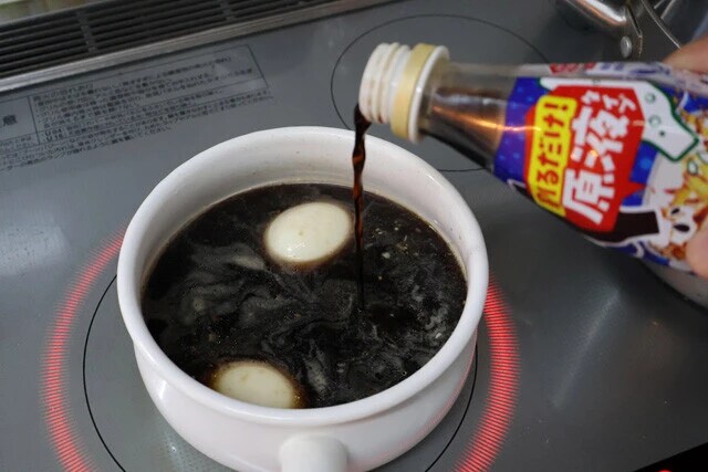 醤油、ショウガ、ニンニクベースで漬けだれを作り、砂糖の代わりにペプシ原液を入れてゆで卵を煮込む。ほんのり薬膳系の味わいに!