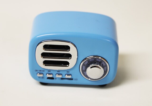 ダイソー　Bluetoothスピーカー レトロタイプ　かわいいデザインの実力派。ブルートゥース5.0対応、MP3再生用マイクロSD端子搭載、4.5時間再生可能なバッテリー、充電用USBケーブルまで付属。それで770円。恐るべし！