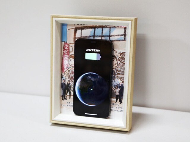 RELAX　iFrame　スマホを置けばワイヤレス充電器＆スピーカーに。そうでないときはお気に入りの写真やイラストをセットしてフォトフレームに。部屋になじみまくるアイデア製品。4950円