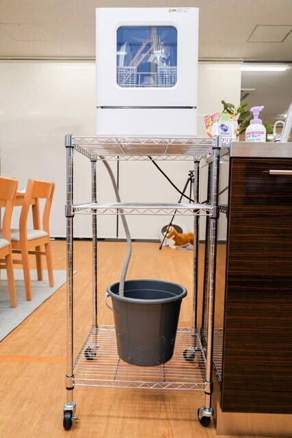 サンコー　ラクアmini　ミニマムボディ＆水道・排水工事いらずで、賃貸住宅のひとり暮らしでも使える食洗機。洗浄用の水を本体に入れてスタートし、写真のように排水はバケツで受けることも可能。2万4000円