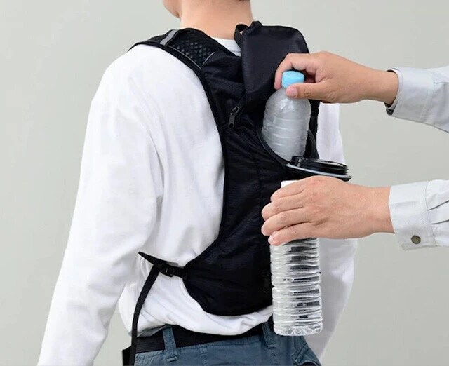 YAMAZEN　水冷服 DIRECTCOOL DC-B02　凍らせたペットボトルを背中ポケットに入れ、ベスト内の循環水を冷やす新発想の水冷ベスト。従来のファン冷却型ウエアよりコンパクトで動きやすいと大評判に！　1万7380円