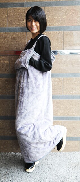 YAMAZEN　「電気着る毛布くるみケット」YAPP-40AC/YKAPP-40AC　着用できる毛布というべきか、着たまま動けるこたつというべきか。一回着たら脱ぎたくなくなる暖かさ。真冬の災害グッズにも。1万1800円