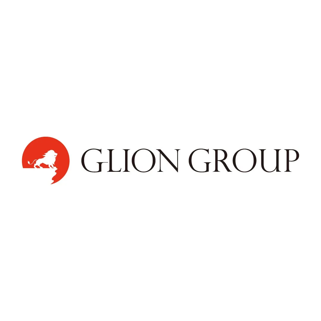 赤色の円の中に白いライオンのシルエットとGLION GROUPという文字が書かれたロゴ。