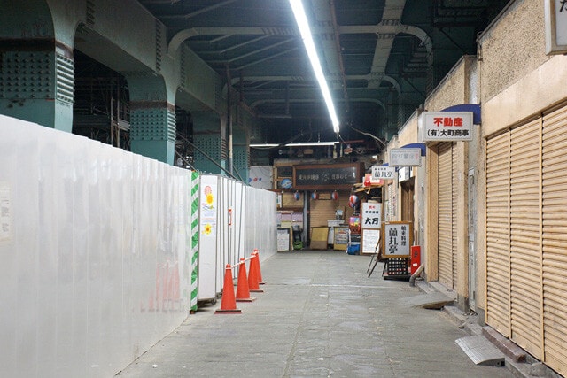 駅東側のガード下