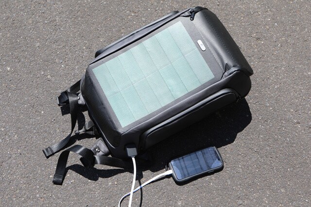 ソーラーリュックは電動バイクを走らせるには発電量が足りなかったが、ナビなどに使うスマホの電源用として背負うことにした