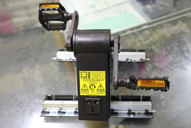 非常用の足こぎ式発電機。７０時間こぎ続ければ電動バイクのバッテリーは満タン。７０時間......