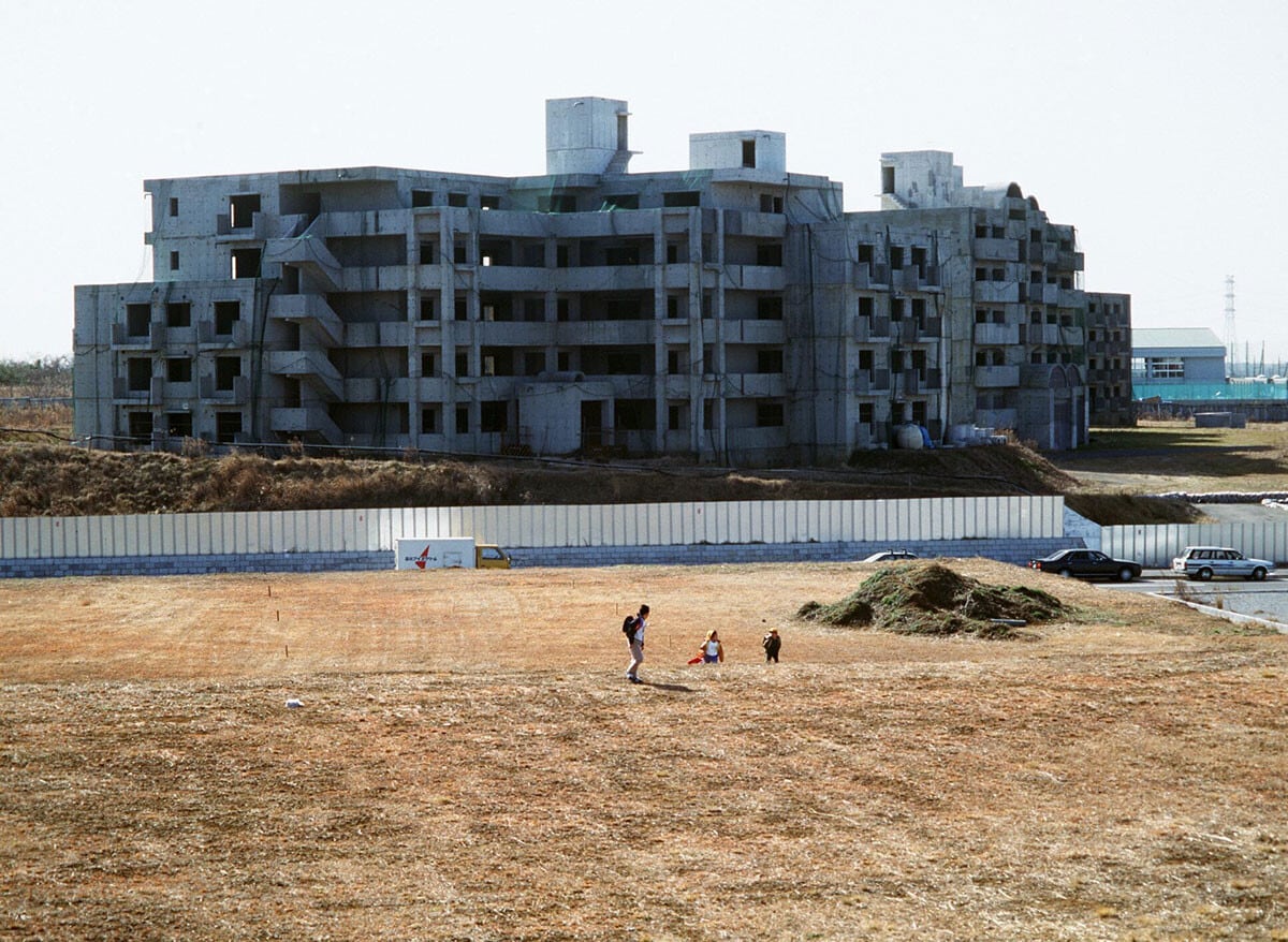 バブルがはじけ、建設が中断した千葉・市原市ちはら台のマンション(1993年2月撮影)
