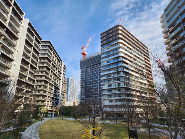 都内中心部ではマンションの新規建設が相次いでいるが、その多くは平均的な会社員世帯が購入できる価格をゆうに超えている。写真は晴海フラッグ