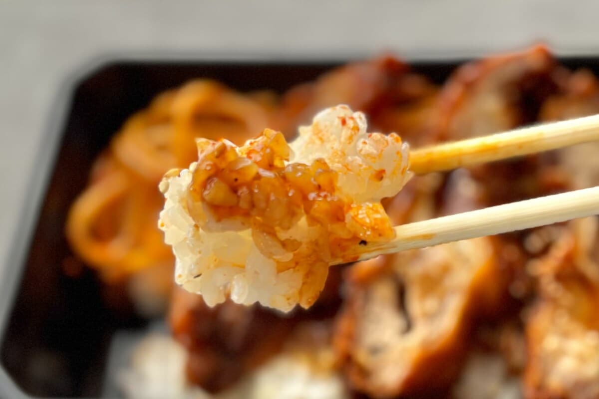 野菜ゼロの潔さ！【ローソン】食べ応え抜群、ガッツリ系のお弁当が登場