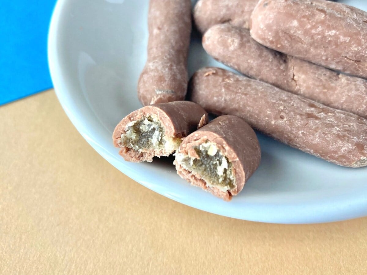 パイナップルのあの部分がお菓子に!【ファミマ限定】斬新なドライフルーツとチョコがマッチ!