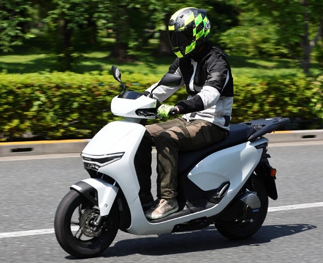 ホンダ渾身の近未来感ギンギンの新型電動バイクを公道に引っ張り出してテストした青木氏。果たして、その評価はいかに!?