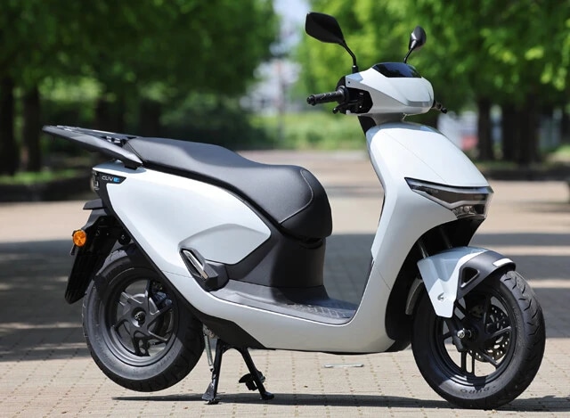 ホンダ CUV e:　価格：52万8000円　灯火類はフルLED。さらにホンダ車としては初めて、メーカーのロゴが発光式となる