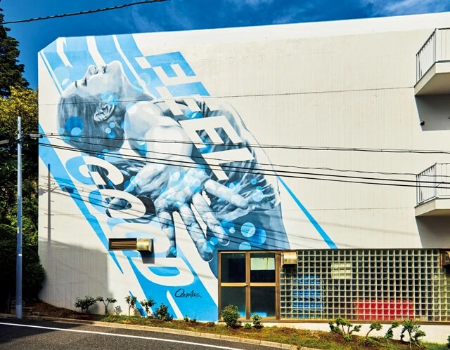 東京・板橋の「コナミスポーツクラブ成増」のビル外壁に描かれた壁画