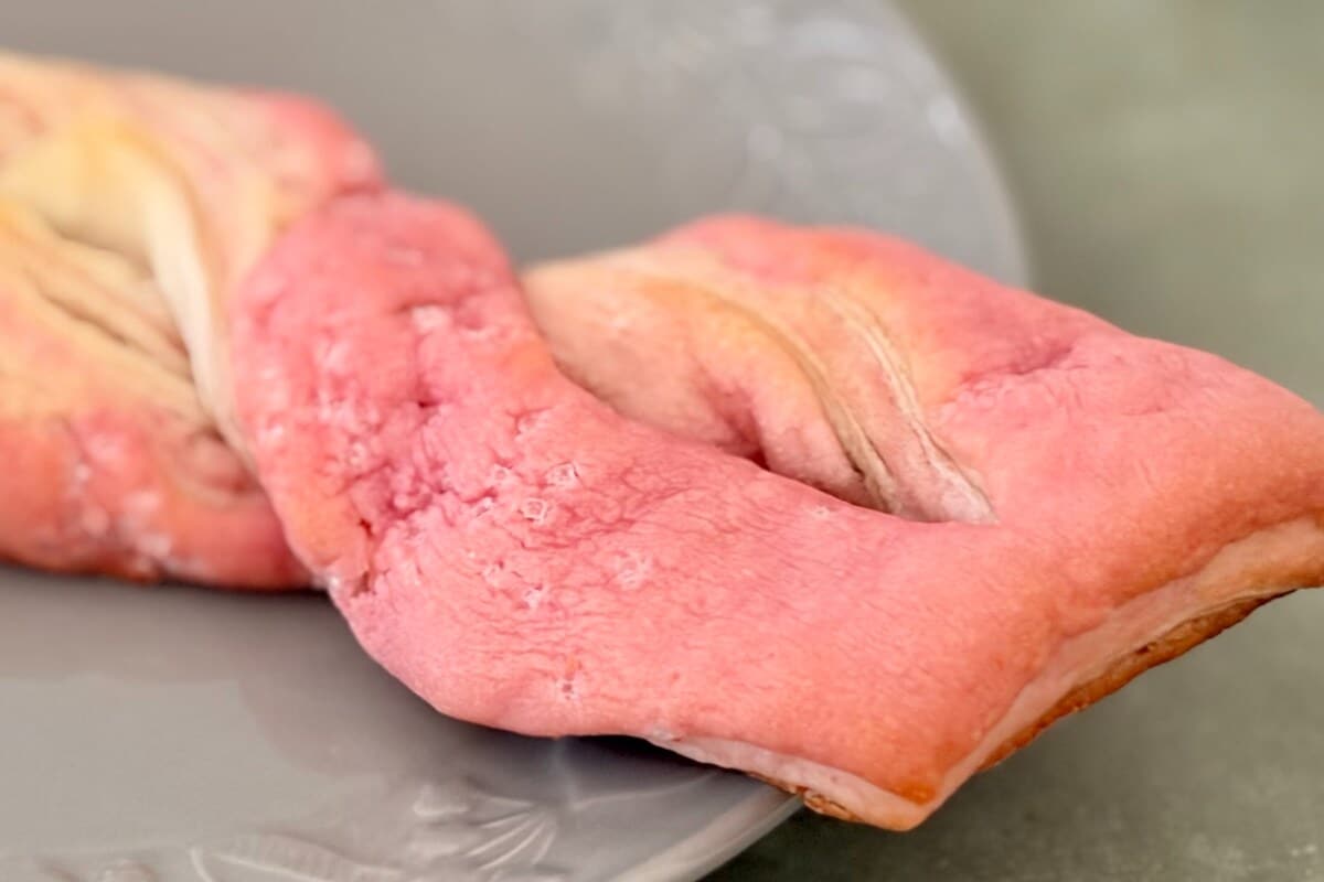 「食感が良い」「めっちゃ美味い」【セブン】いちごが香るデニッシュ登場