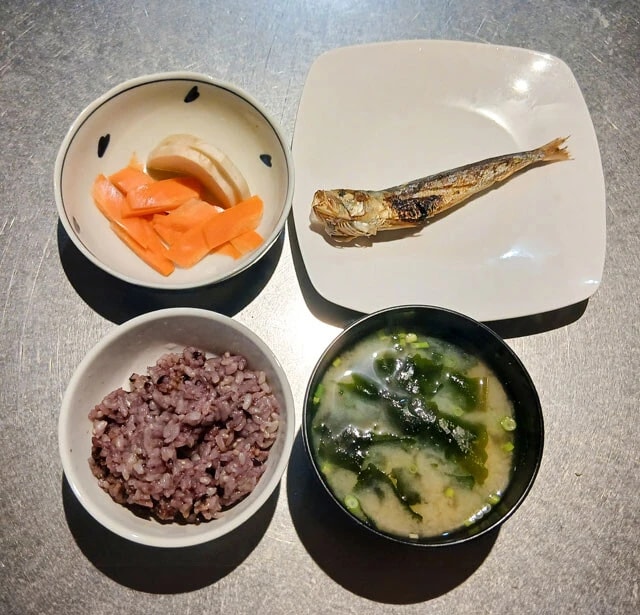 戦前の食事は麦飯、味噌汁、漬物、小さな副菜。これだけだった。質素でとても健康的だ（写真：photoAC）