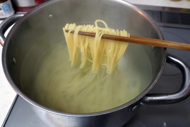 (2)ゆでる! 大きめの鍋にお湯を沸かし、パスタをゆでる。太さや種類はお好みのもので構わないが、やっぱりジャンクフードには極太麺がベストマッチング。ぜひ、極太パスタを使おう!