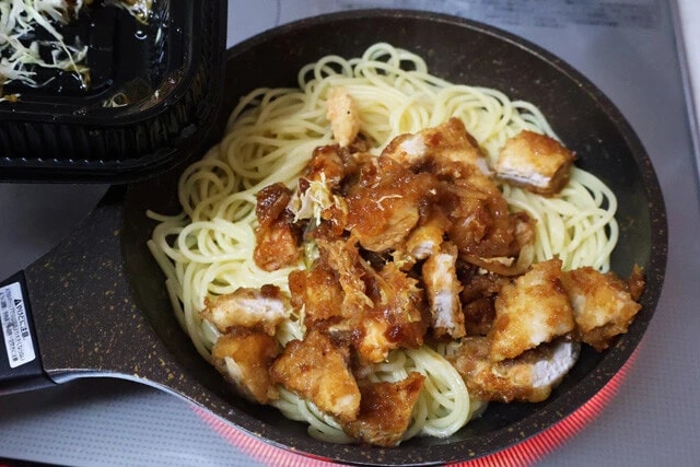 (3)炒める! フライパンでバターを熱し、溶けたらゆで上がったパスタを投入。バターがなじんだらトンテキ、刻みニンニク少々を入れ、中火で炒める。トンテキのソースは残さず入れよう