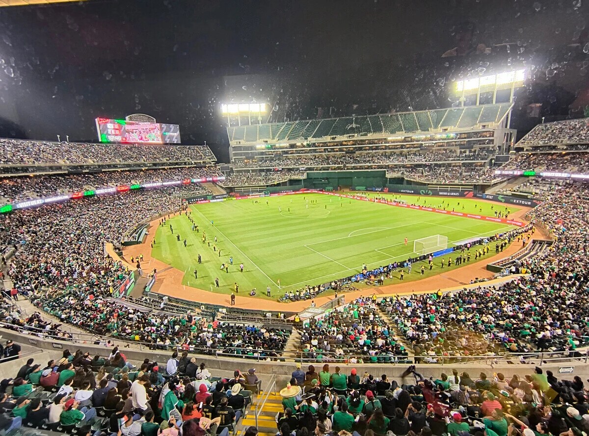 メキシコ戦の会場となったのは、昨年までMLBのアスレチックスが本拠地にしていたオークランド・コロシアム。4万5000人を超える観衆はほぼメキシコファンだった