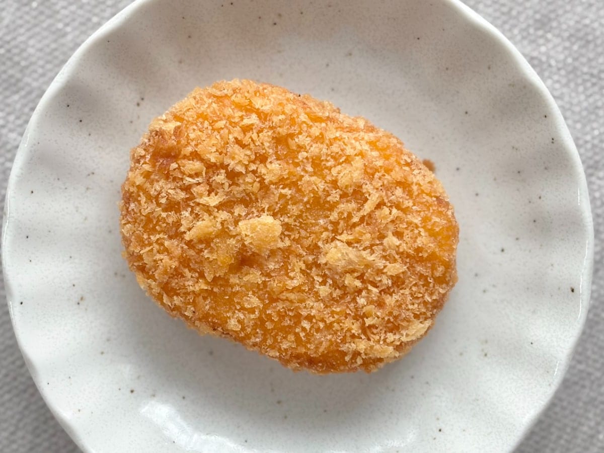 「不思議なほど」あの定番おやつの味！【ローソン】コラボコロッケを実食