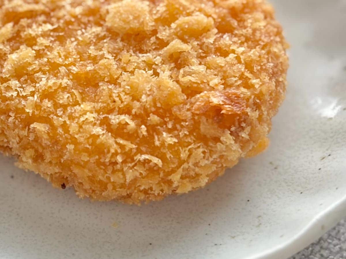 「不思議なほど」あの定番おやつの味！【ローソン】コラボコロッケを実食