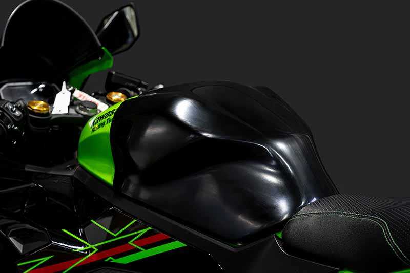 山本 剛大選手が監修した ZX-25R／ZX-4R用「スポーツタンクカバー」がトリックスターから発売 記事2