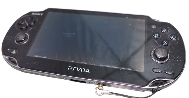 【2011】PlayStation Vita(12月17日発売)「PSP」の後継機として発売されたものの互換性がなく、豊富な「PSP」ソフトで遊べないという痛手に加え、「ニンテンドー3DS」の勢いやスマホゲームの普及にのまれた