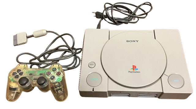 【1994】PlayStation(12月3日発売)当時ソニーの久夛良木健氏がリーダーとなって、東芝の半導体研究員の大橋正秀氏などあらゆる技術者が集まって開発した。ハードに特化してきたソニーは積極的なソフト開発支援策を展開し、『サルゲッチュ』などのヒットタイトルを連発した