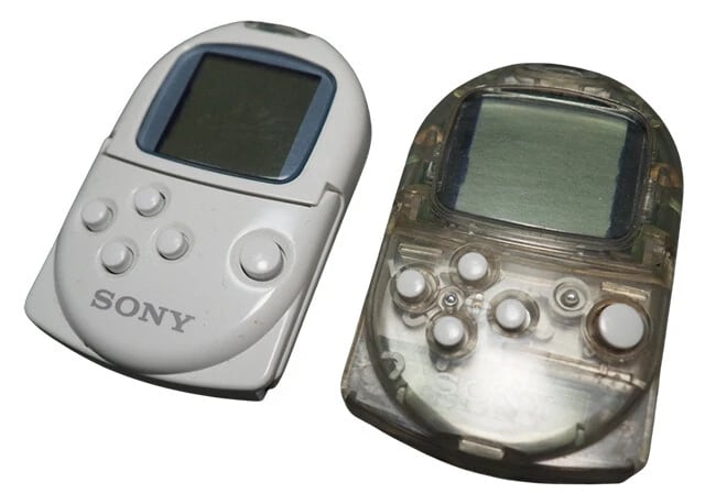 【1999】PocketStation(1月23日発売)シリーズ初の携帯ゲーム機。ゲームデータをセーブするメモリーカードがゲーム機になった。特に『どこでもいっしょ』は社会現象となり、主人公・トロも広く認知され、ソニーはゲームメーカーという地位を確立した