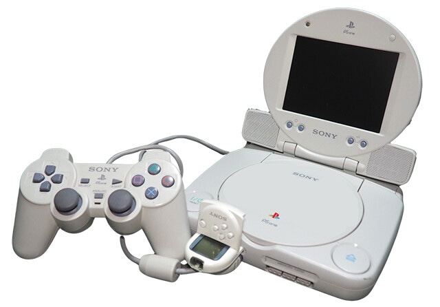 【2000】PS One(7月7日発売)幾度もモデルチェンジをした末の廉価版。別売りでドッキング可能な液晶モニターも発売した。しかし、同年3月に「PS2」を出していたので世間的には注目されなかった