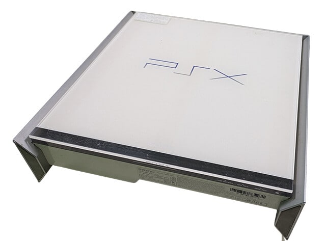 【2003】PSX(12月13日発売)「PS2」にハードディスクレコーダーを搭載した「テレビ録画もできるゲーム機」。このハードからソニー製品でおなじみの「クロスメディアバー」が導入され、2015年頃までソニー製品の大半に導入されていた。録画もできるPlayStationというコンセプトは後にトルネ、ナスネへと引き継がれる