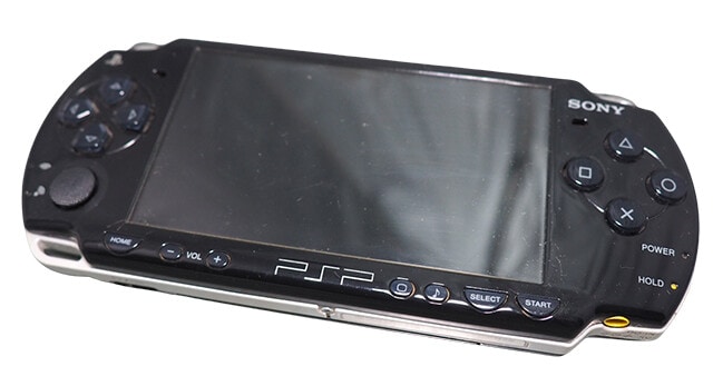 【2004】PSP(Play Station Portable)(12月12日発売)「21世紀のウォークマン」とうたわれた「PSP」では、ゲーム、映像、音楽が取り込める光ディスクUMDを採用。Wi-Fiを用いたインターネットブラウザやオンライン対戦なども可能に