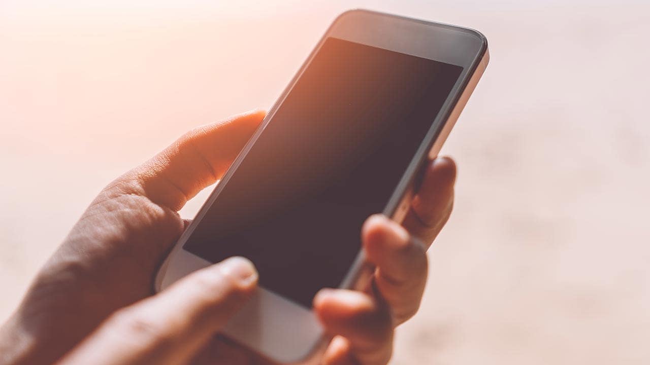 「この暑さでスマホが逝った…」動画撮っただけなのに？ 修理店も警告する炎天下使用の落とし穴の画像1