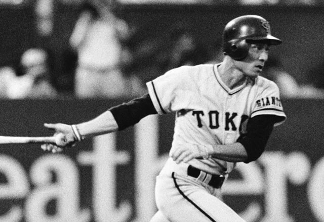 1977年8月2日のヤクルト戦、1回裏巨人1死満塁でライト線に先制の二塁打を放つ柳田俊郎(写真:共同)