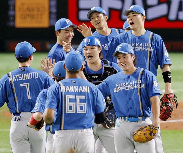 今年10月18日に行われたパ・リーグクライマックスシリーズ第4選にてソフトバンクに勝利し喜ぶ日本ハムナイン(写真:共同)