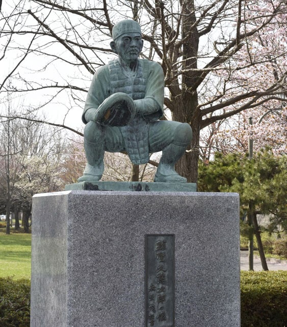 函館オーシャンスタジアムのそばに立つ久慈次郎の銅像(写真:共同)