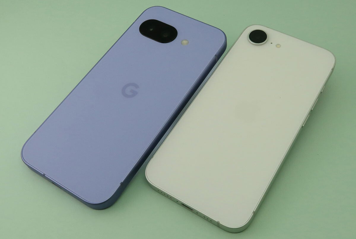 （左）Google Pixel 9a、（右）iPhone 16e。どちらが買いなのか？