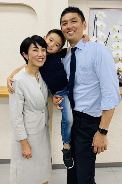 長男(中央、当時5歳)と笑顔で写る寺田氏と妻の寺田静参院議員(左)。(2019年撮影、提供/寺田学事務所)