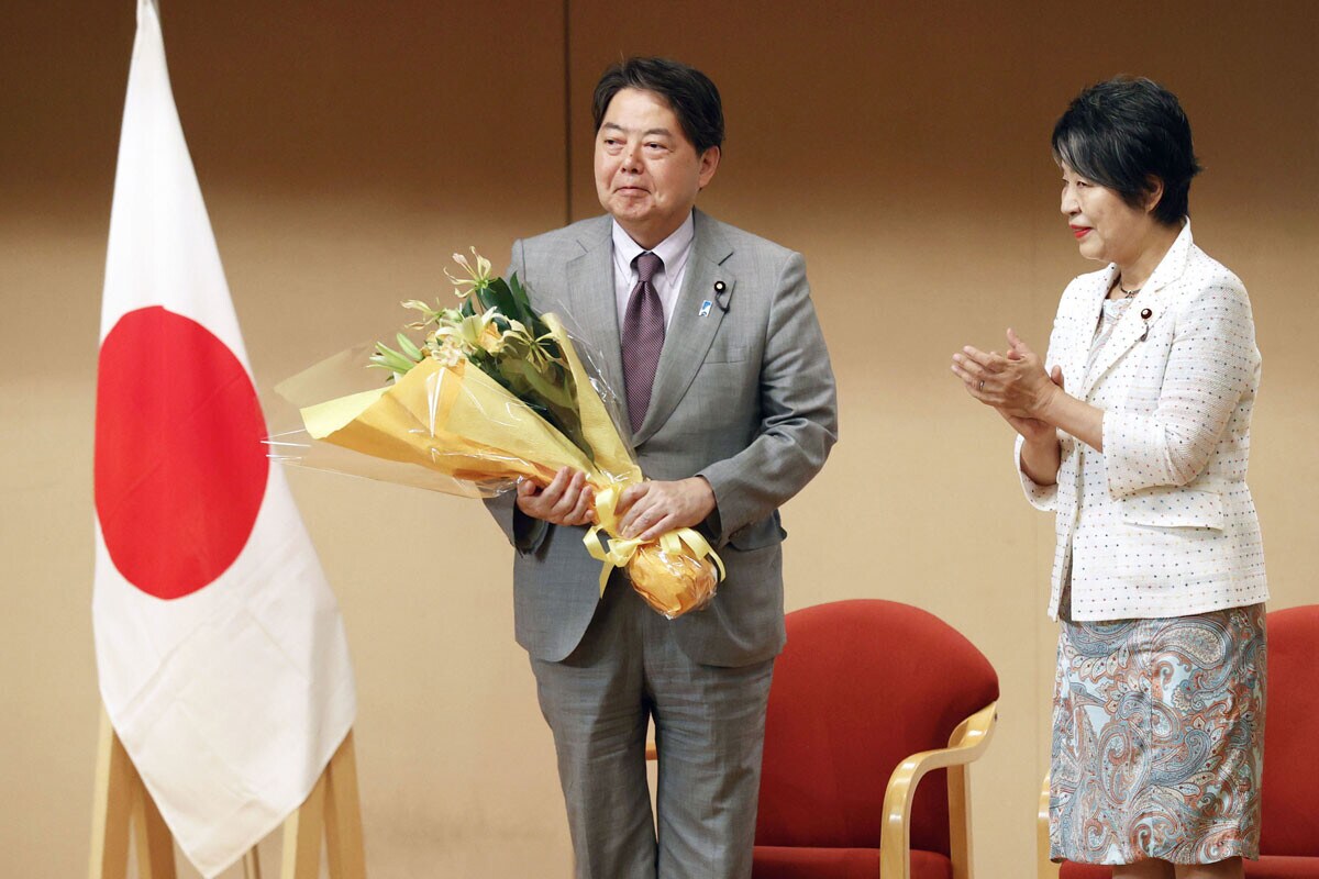 深海魚仲間の上川外務大臣（右）と、その仲間にはなれなかった林前外務大臣（写真：外務省）