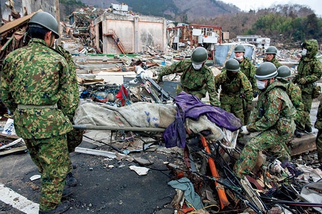 【2011年・宮城県牡鹿郡女川町】震災直後、遺体を搬送する自衛隊員たち。行方不明者の捜索は連日続けられた