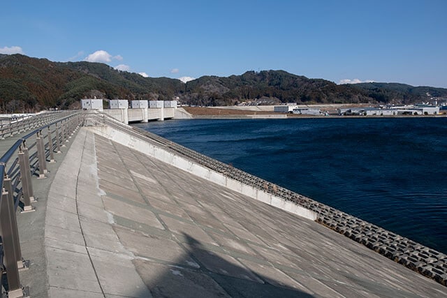 大槌町に設置された高さ14.5mの防潮堤。町から海を望むことは難しくなり、それを残念がる声もあるそう
