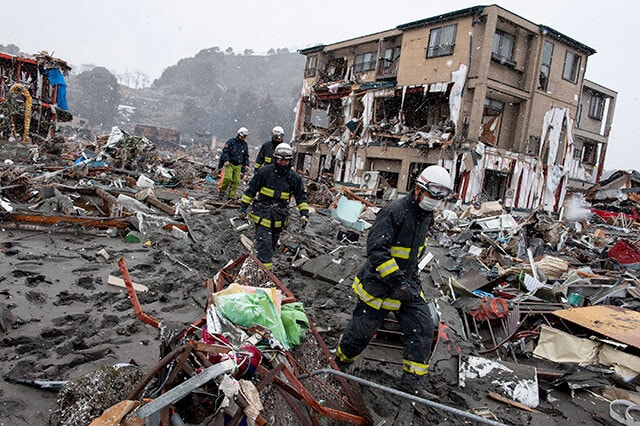 大槌町では、震災から6日がたっても消防隊員らによる行方不明者の捜索が続いていた