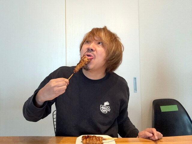 （１）舐める！　本来はプレーンの焼き鳥を用意したかったが、コンビニには塩かタレしかナシ。仕方ないので舐めてプレーンの状態に戻すことに。皆さんは最初からプレーンを用意しよう！