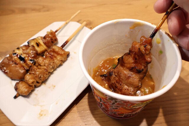 （３）ディップ！　（２）を蒙古タンメン中本スープの容器に戻し、あとは焼き鳥を好きなだけディップして食べよう。つけすぎなくらいでも意外といい具合にまとまる。これぞ新感覚の辛旨焼き鳥だ！