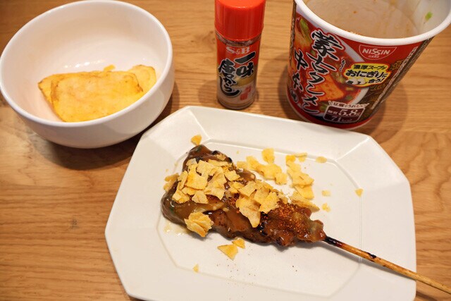 （５）カスタム！　よりジャンクな味わいを楽しみたいなら、シンプルに一味唐辛子で辛さを増してもいいが粉砕カラムーチョが激ハマり！ ザクザク食感と辛みとほのかな酸味がウマさを爆上げ！