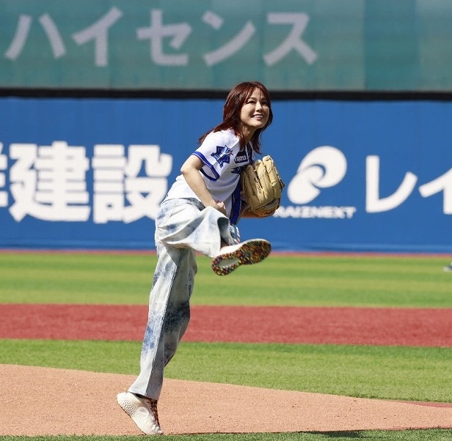 相川七瀬さんが悲願のノーバウンド始球式 ベイスターズ、ハイセンス「大画面テレビDAY」で達成 5月3日の横浜DeNAベイスターズ―巨人で始球式を行った歌手の相川七瀬さん