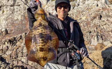 地磯のデイエギングで良型アオリイカをキャッチ【和歌山・南紀】深場狙いが奏功