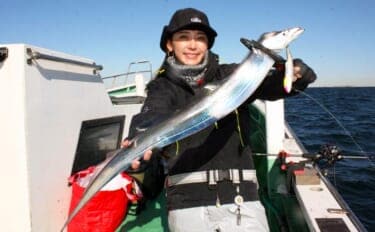 東京湾のテンヤタチウオ釣りで良型交じり4尾キャッチ【鴨下丸】「止め」で食わせた激渋攻略